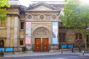 Главный вход в Национальную Портретную Галерею в Лондоне. Две двери под аркой здания.